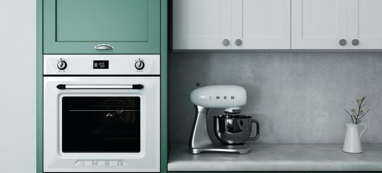You need to be methodical to effectively pack your kitchen before moving long distance
