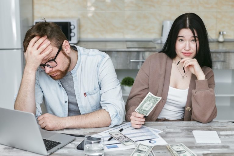 Couple panning how to living in Toronto on a budget