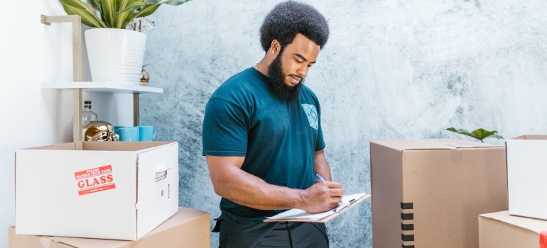 A mover than can help choose the right moving boxes and supplies