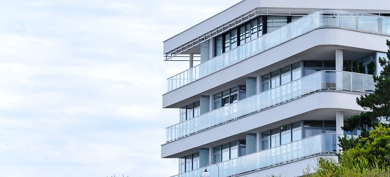 A building in Toronto since real estate prices affect the best time to move to Toronto