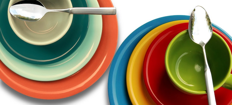 Plates of different colors on a table