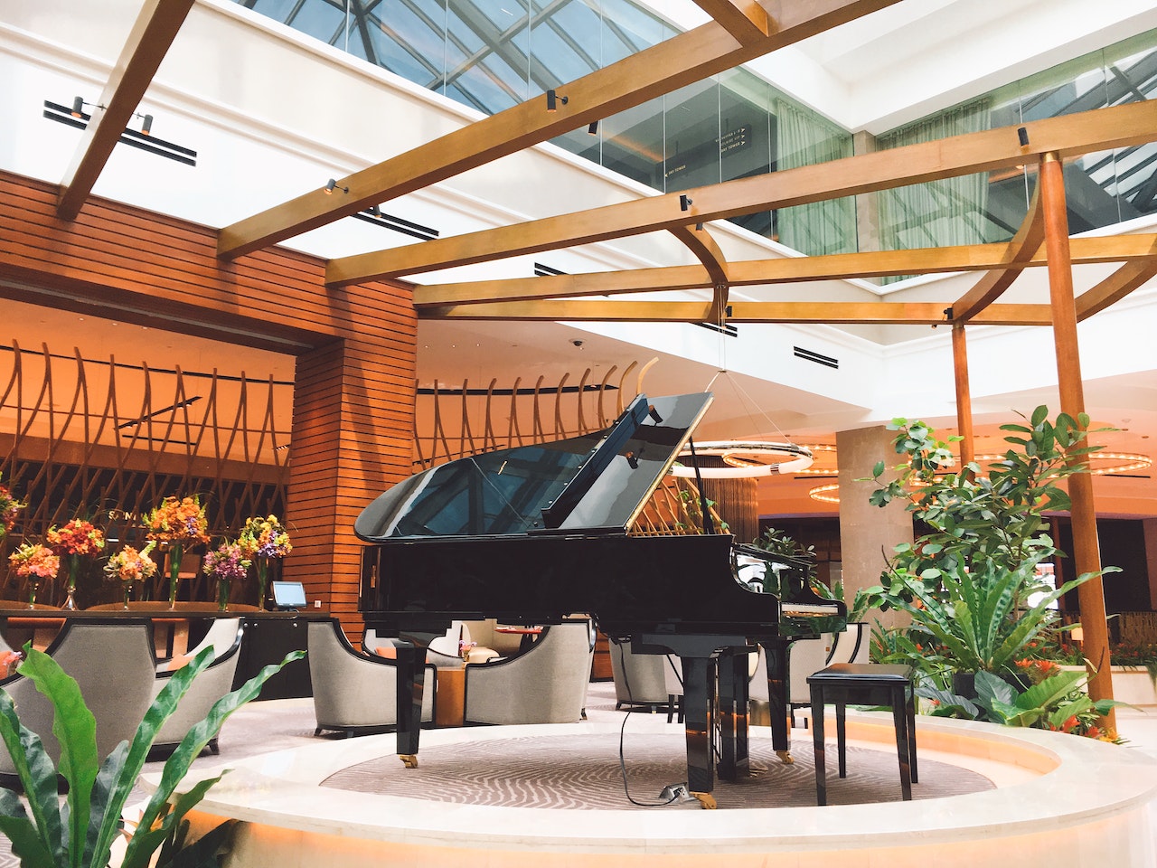 A gran piano in a big hall
