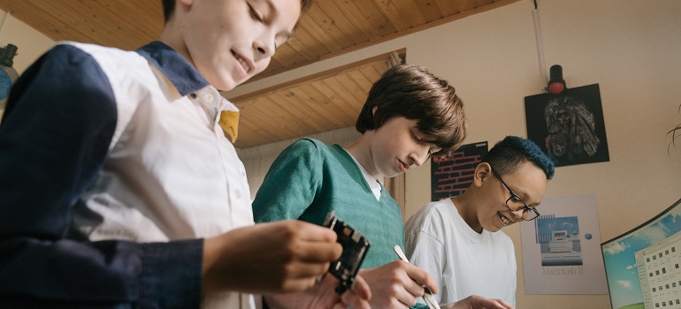kids in school 