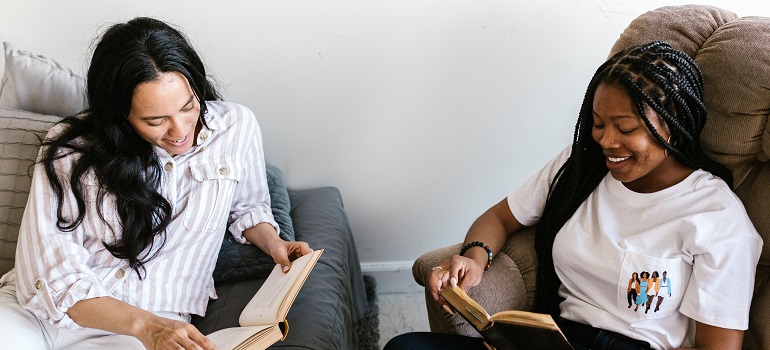 rommates reading together