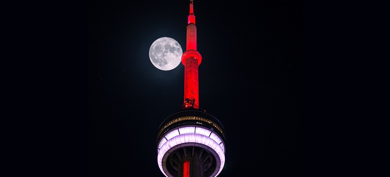 Toronto tower at night 