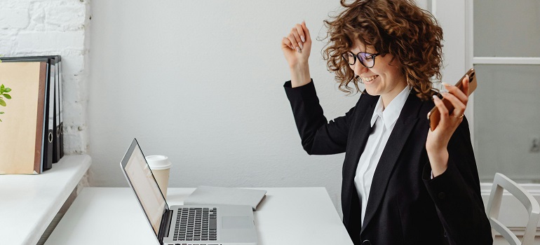 a girl learning about the best way of moving your office long distance
