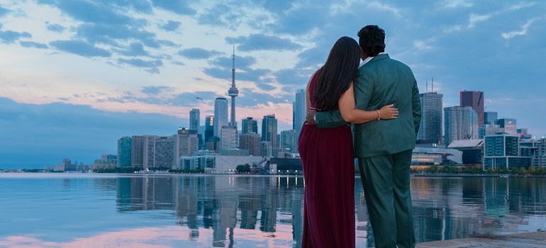 a couple who doesn't know whether to live in Toronto suburbs or the city centre