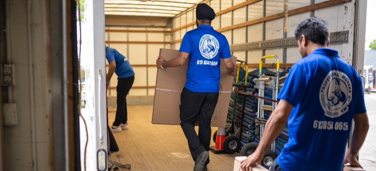 long distance movers Canada carrying boxes 