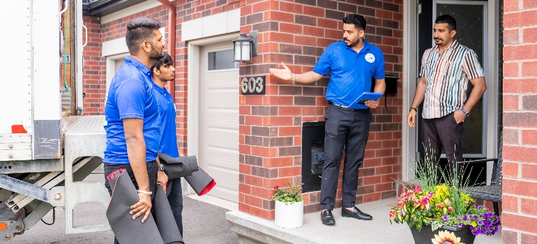 residential movers Canada talking with a client 