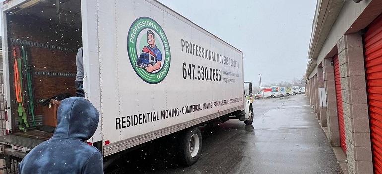 a moving van from a moving company in Concord 