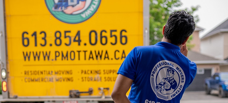 a mover helping people who are moving from Vaughan to Richmond Hill
