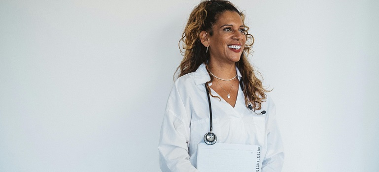 ealthcare professional ready to assist seniors.